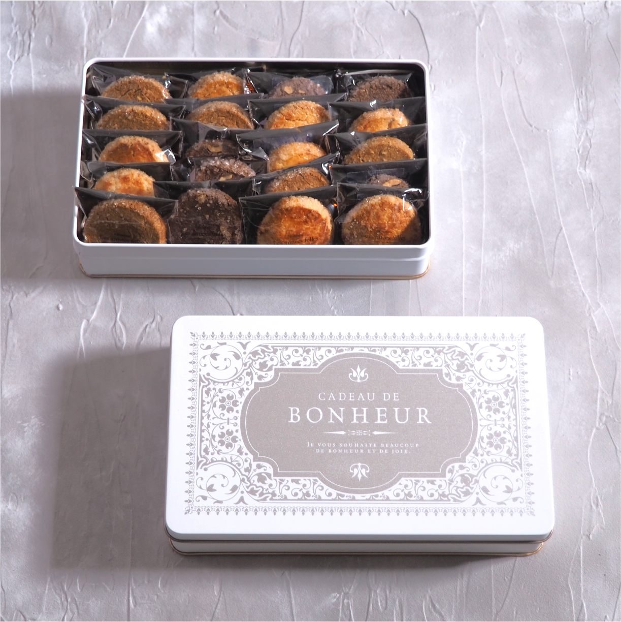 ギフト缶 | カドーセゾン K-67缶 メルベイユ ミルク×シルバー(DIC-621